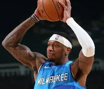 密尔沃基雄鹿队自由市场签约风波